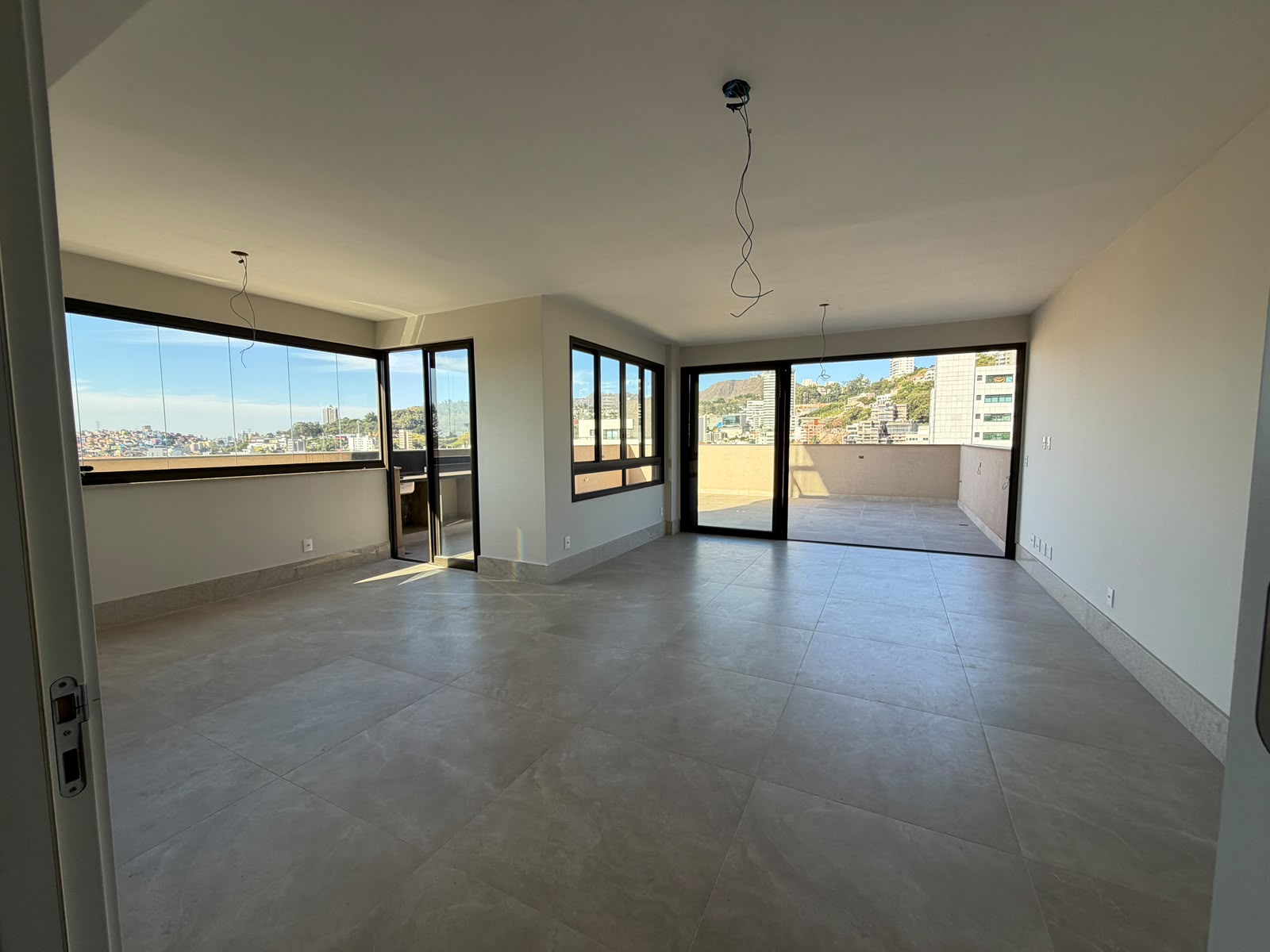 APARTAMENTO ÁREA PRIVATIVA A VENDA NO BAIRRO SANTA LÚCIA 4 QUARTOS 2 SUÍTES 2 SEMI 3 VAGAS