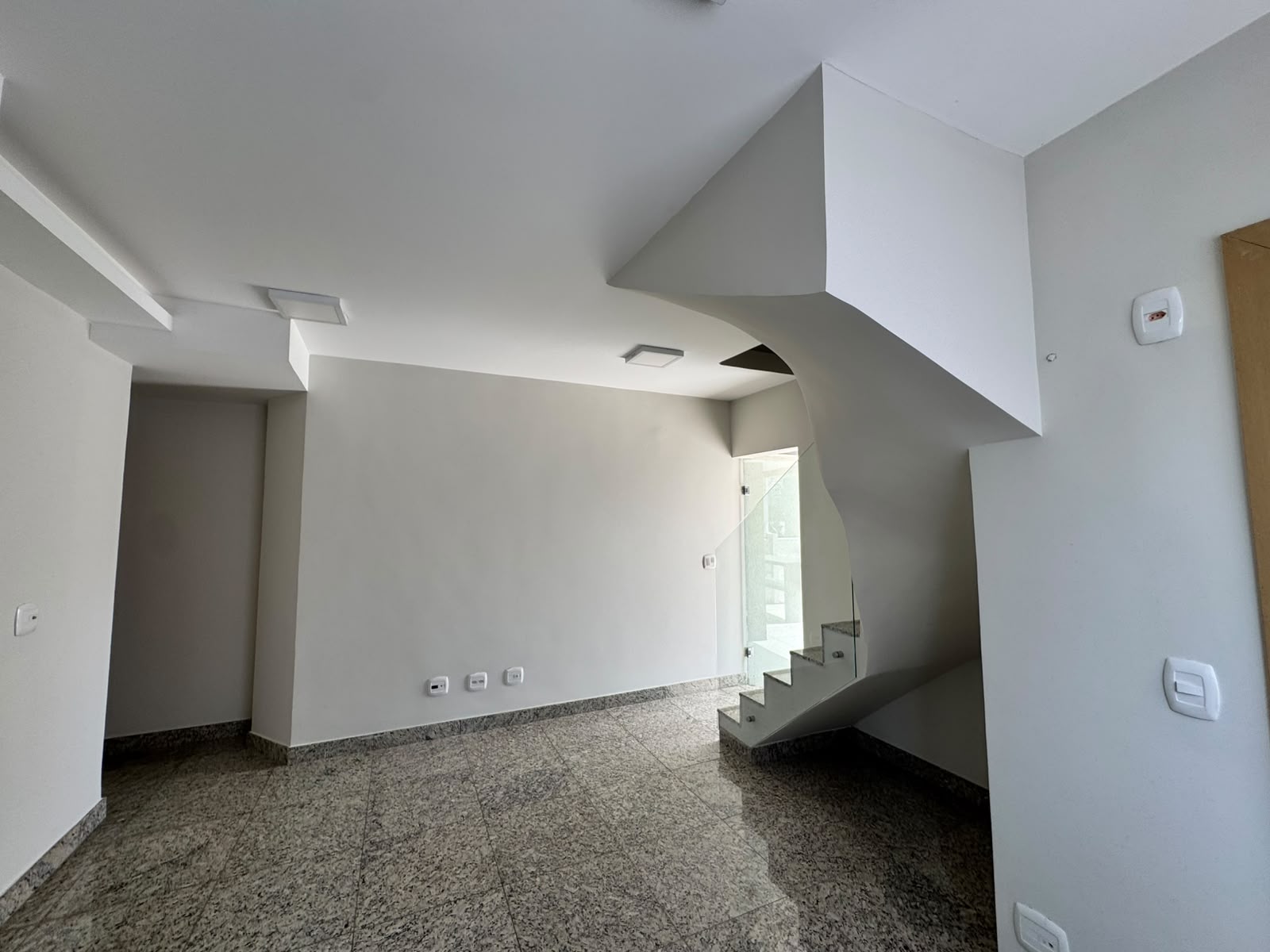 COBERTURA TOP HOUSE PARA LOCAÇÃO NO BAIRRO CARMO 2 QUARTOS 2 VAGAS — foto 2