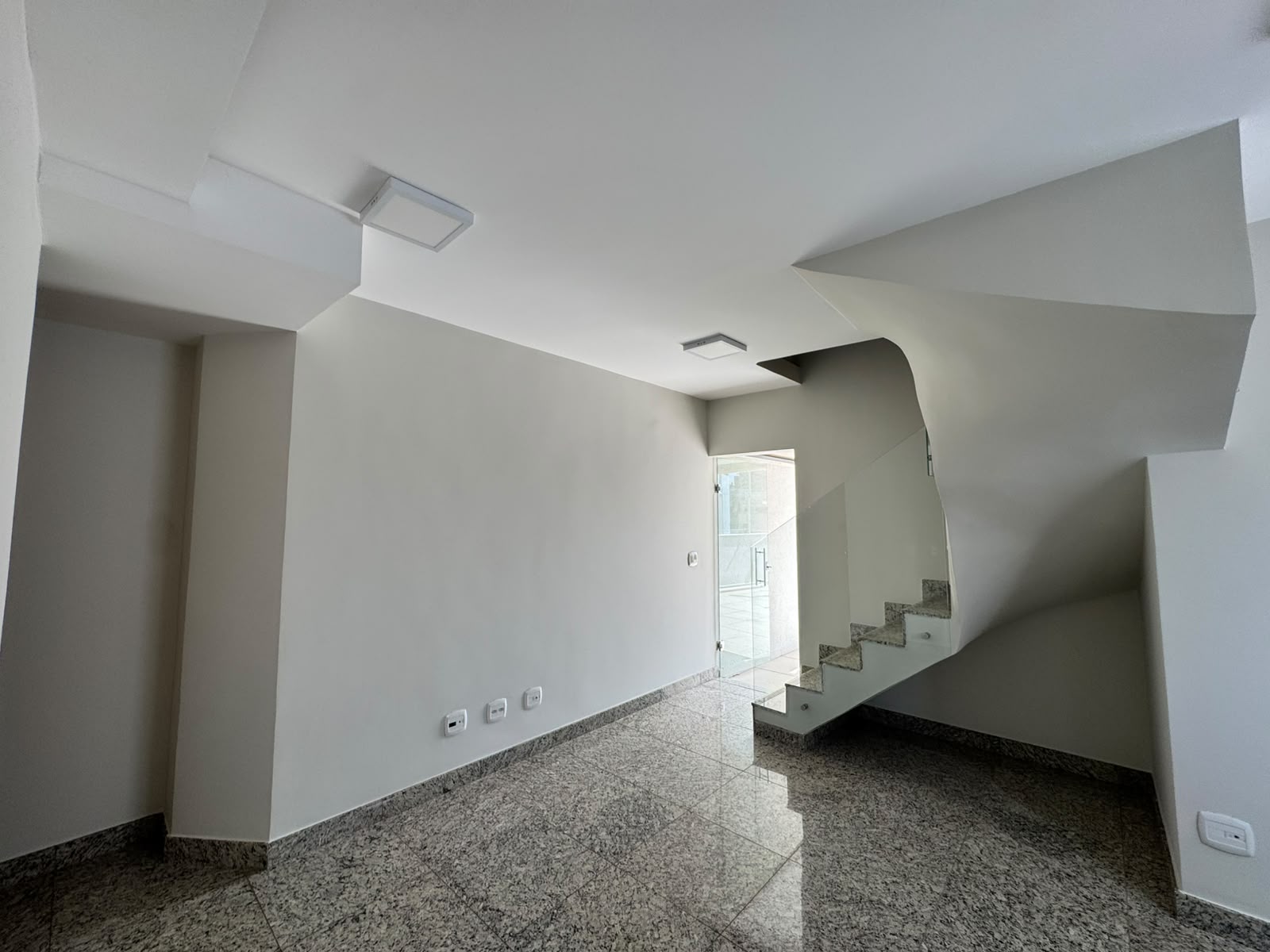 COBERTURA TOP HOUSE PARA LOCAÇÃO NO BAIRRO CARMO 2 QUARTOS 2 VAGAS — foto 4