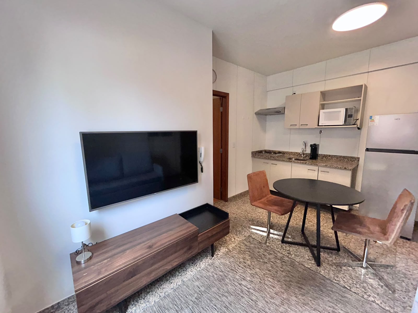 APARTAMENTO MOBILIADO PARA LOCAÇÃO FUNCIONÁRIOS 1 QUARTO 1 SUÍTE 1 VAGA — foto 2