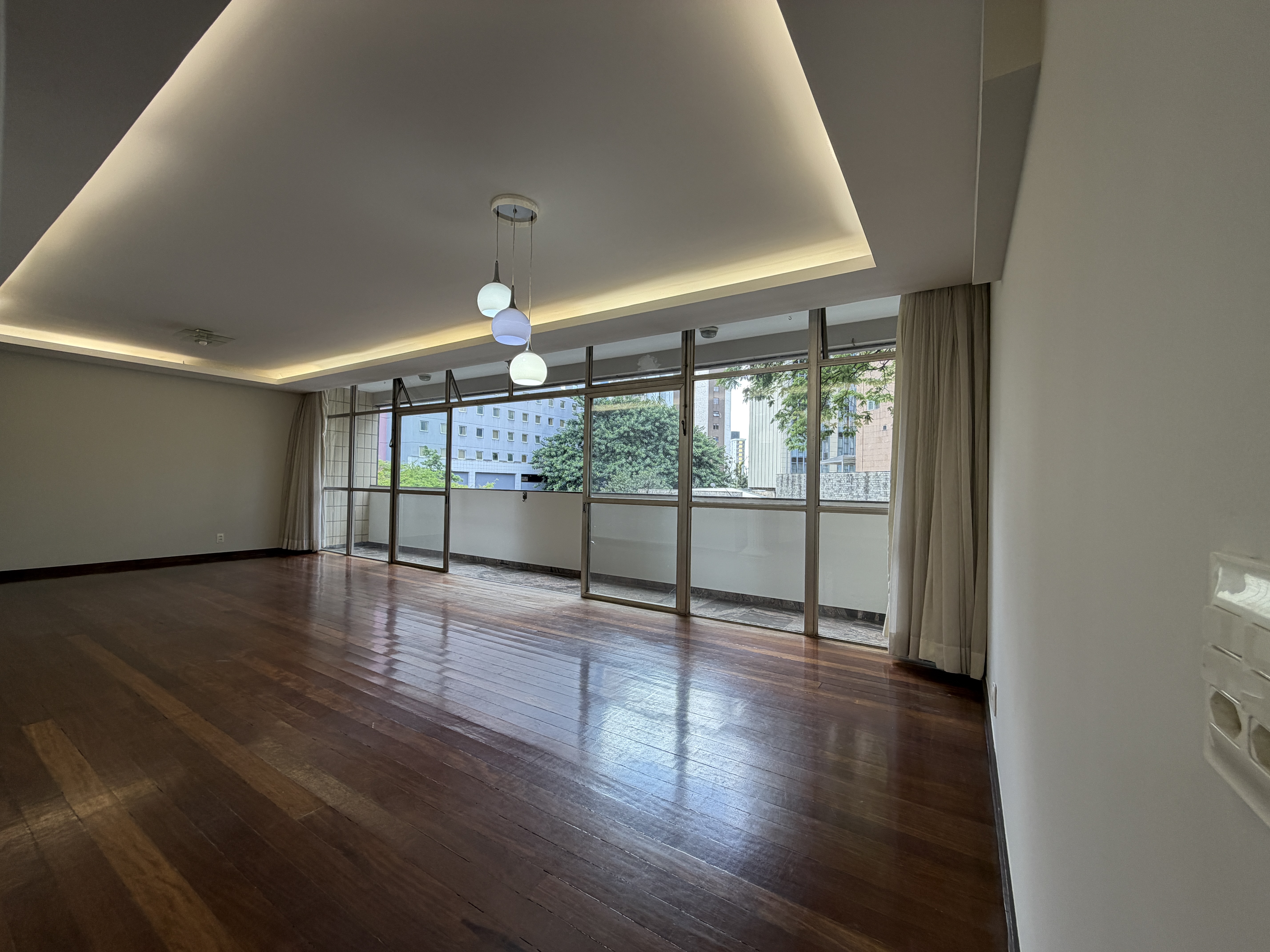 APARTAMENTO PARA LOCAÇÃO NO BAIRRO FUNCIONÁRIOS 4 QUARTOS 2 SUÍTES 3 VAGAS
